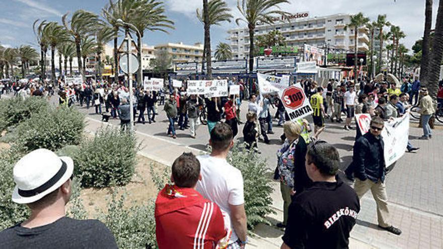 Protestmarsch an der Playa de Palma gegen Straßenhandel und Hütchenspieler