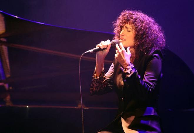 El Concert de Nadal d'Ampans fa bategar el Kursaal amb un Manu Guix i una Elena Gadel vibrants