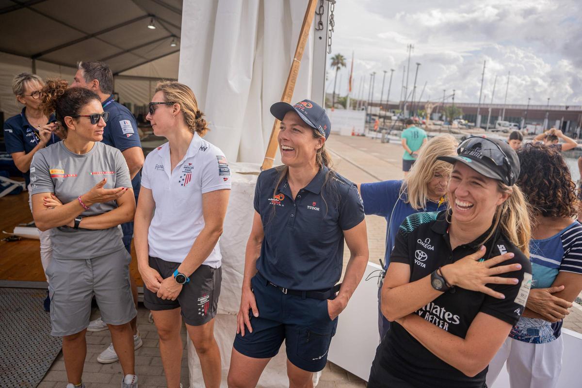 Jaume Collboni visita los equipos Youth y femenino de la Copa América