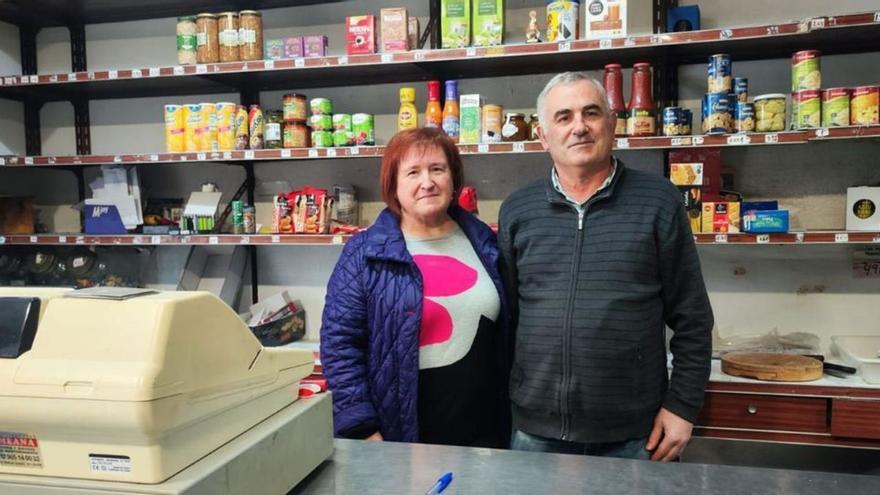 Mari Paz García y Jaime Figaredo, tras el mostrador de la tienda de ultramarinos, con los estantes casi vacíos. | A. G.-O.