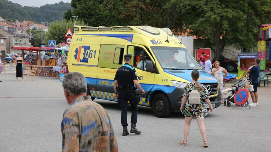 Una ambulancia en una intervención en Meira.