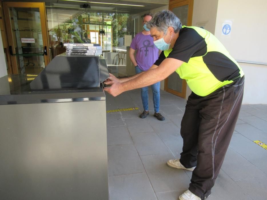 La biblioteca de Sant Fruitós, la primera bagenca en reprendre el servei