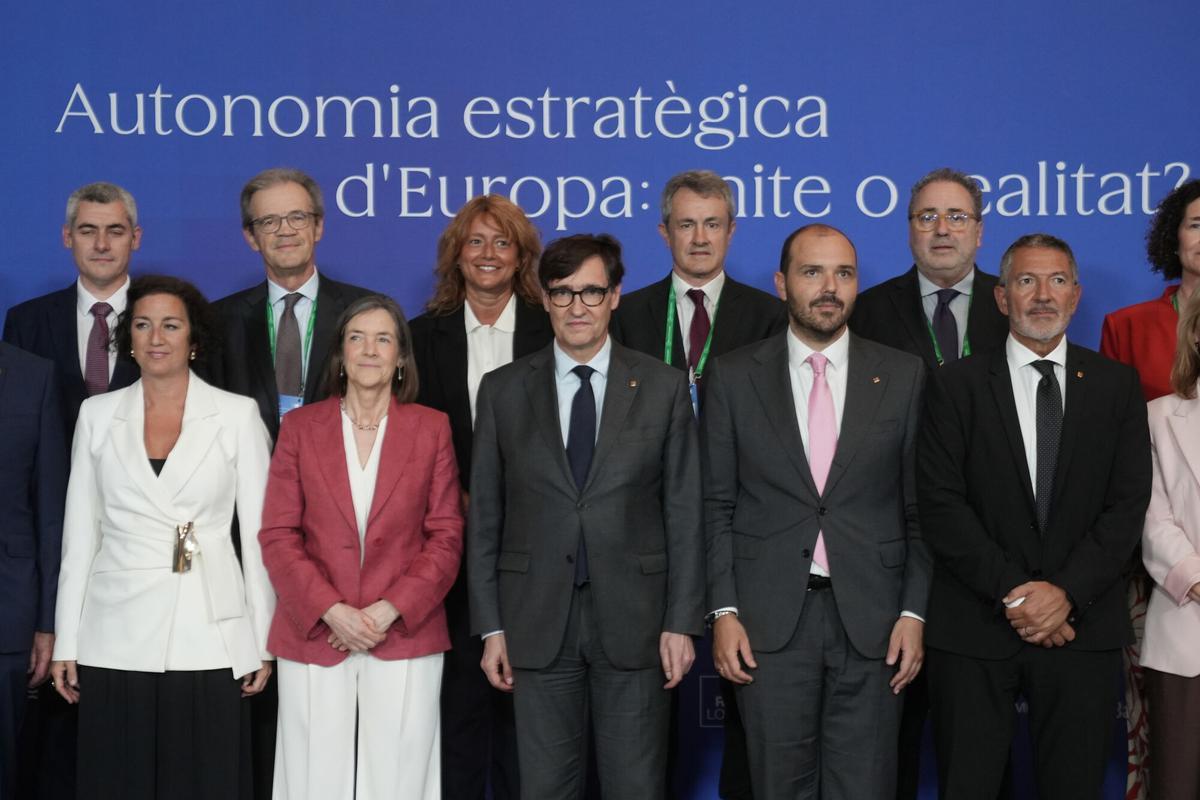 01/06/2026 Foto de familia durante la 41 Reunió Cercle d'Economia, que se celebra hasta el miércoles en el Palau de Congressos de Catalunya. El presidente de la Generalitat, Salvador Illa, ha anunciado un plan para movilizar hasta 3.300 millones de euros mediante la colaboración público-privada para "acelerar" infraestructuras estratégicas de Catalunya, con el objetivo de que proyectos que tardarían en finalizarse entre 20 y 25 años se terminen en unos 6 años. POLITICA DAVID ZORRAKINO - EUROPA PRESS