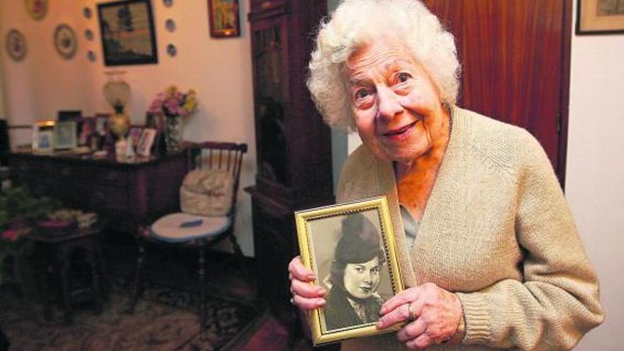 Divina Josefa Rodríguez, en su casa, con una foto hecha poco después de casarse.  // Jesús de Arcos