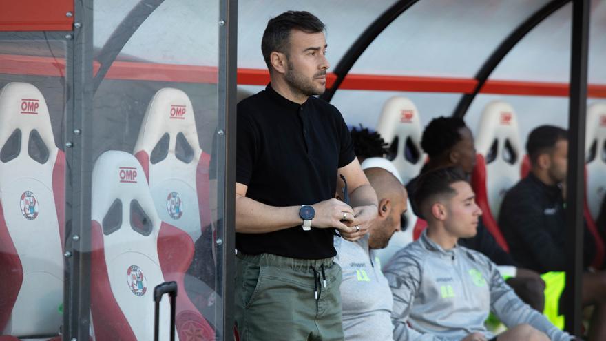 Yago Iglesias, entrenador del Zamora CF, en el banquillo rojiblanco.