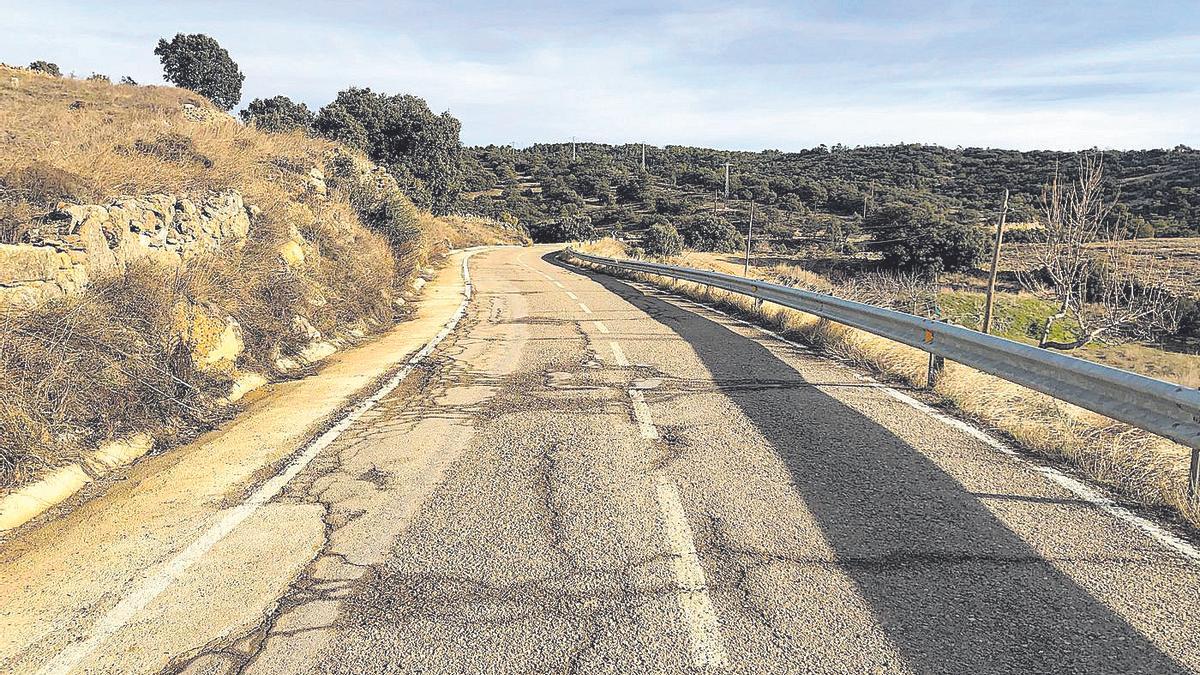 Estado que presenta el tramo de la carretera CV-125 entre Portell y Cinctorres que la Conselleria va a reparar.