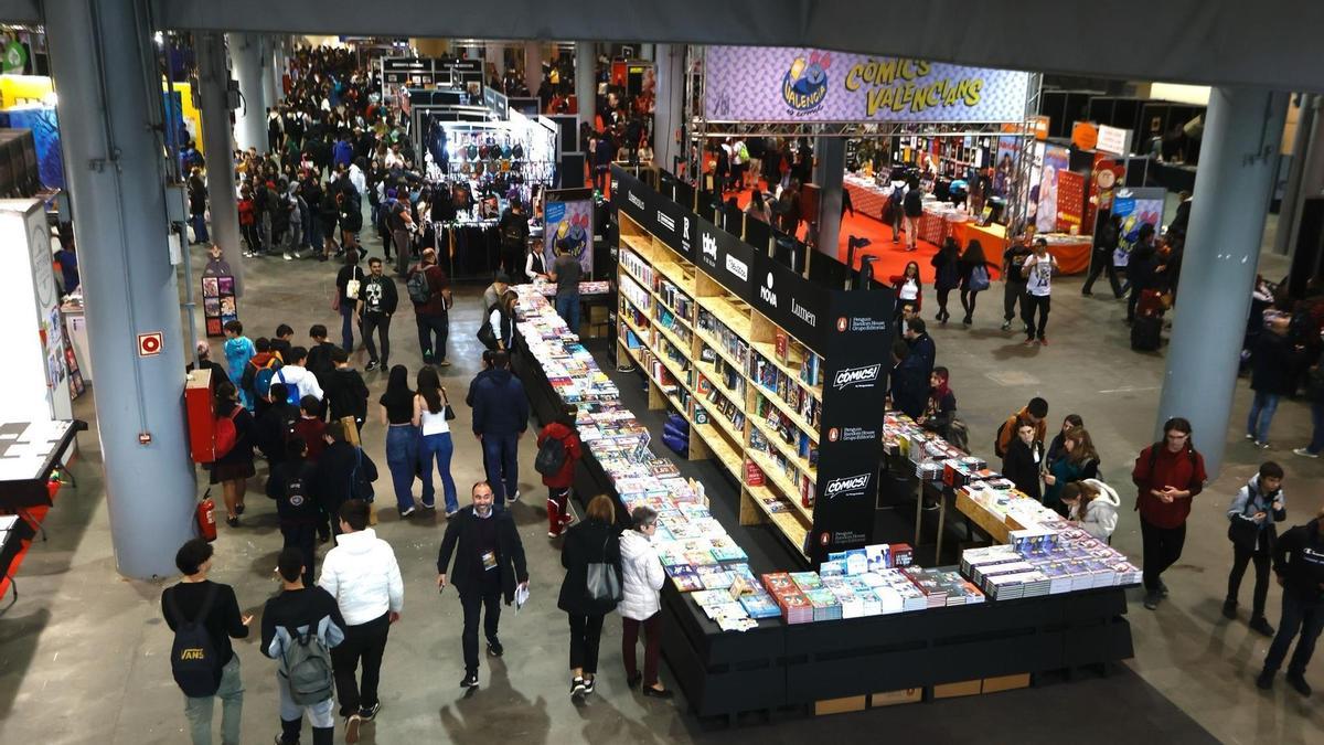 Cientos de jóvenes visitan la primera jornada del Salón del Cómic en Fira València