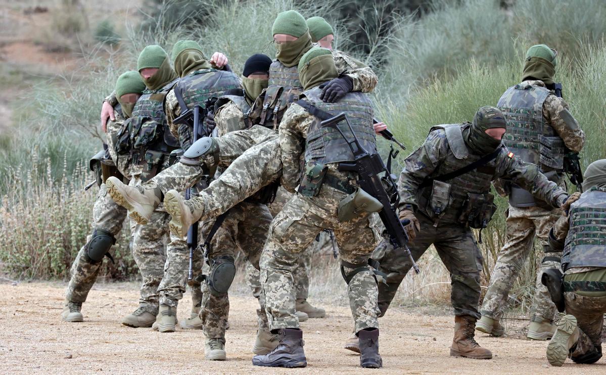 Militares españoles están entrenando a un grupo de 400 soldados ucranianos, como parte de la asistencia militar de la UE a Ucrania en medio de la crisis del país con Rusia