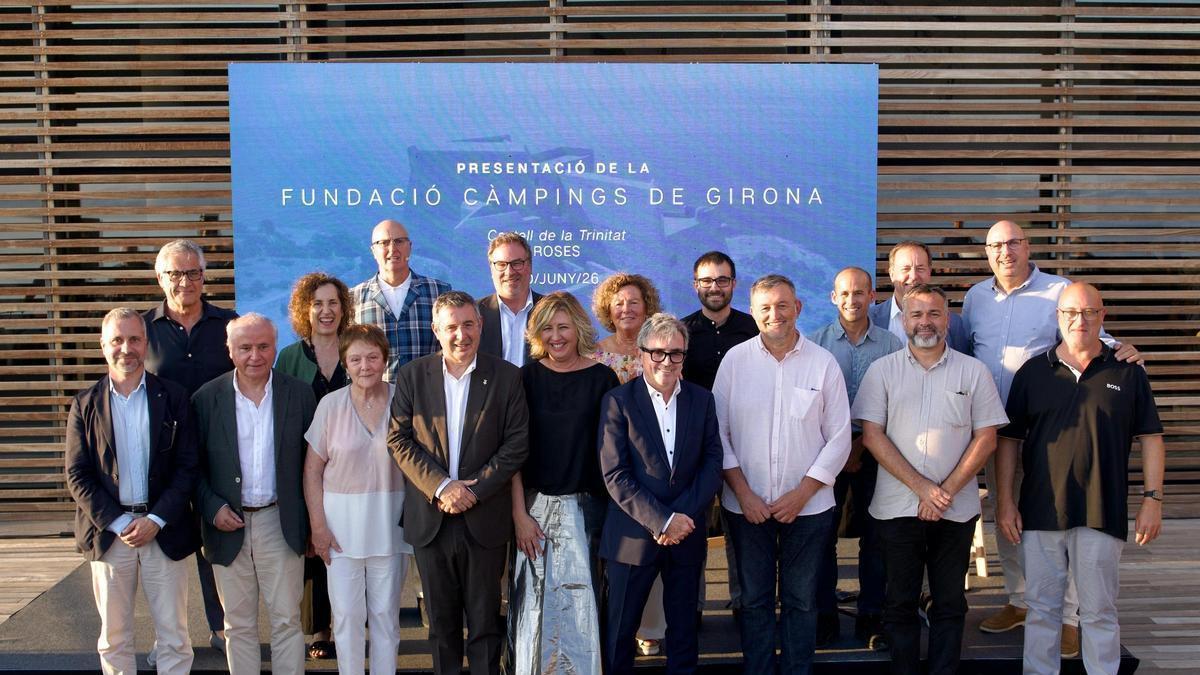 El president de l'Associació de Càmpings de Girona, Miquel Gotanegra amb alguns associats i autoritats locals en la presentació de la fundació