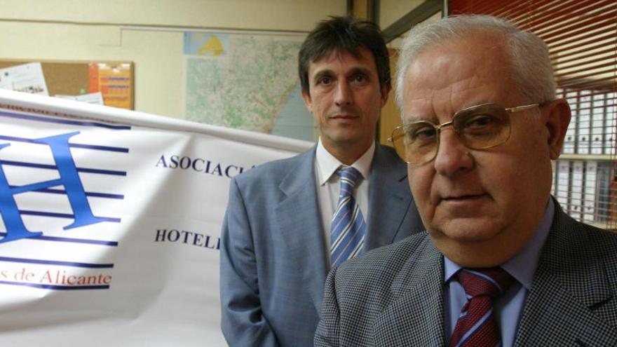 José Verdu posa en la Asociación de Hoteleros de Alicante con el exgerente Vicente Marhuenda