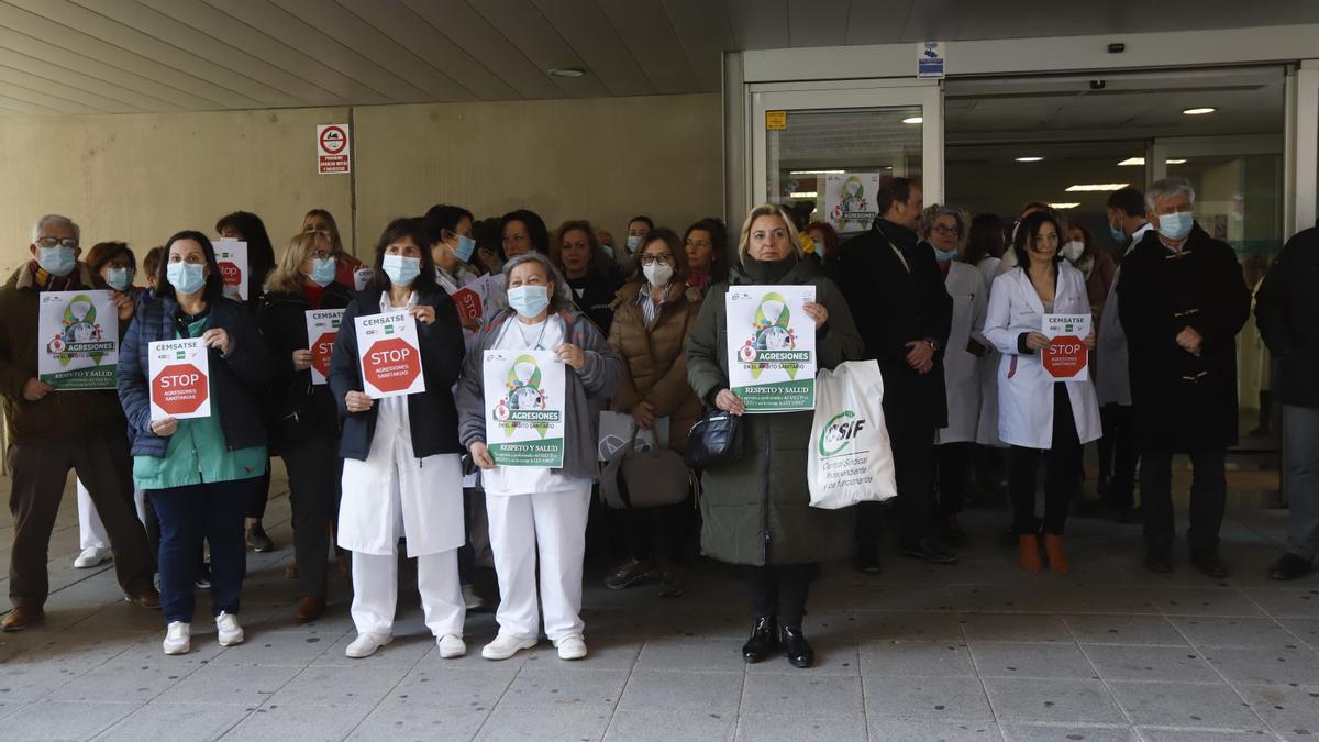Concentración contra una agresión a sanitarios el pasado enero, en el centro de salud Amparo Poch.