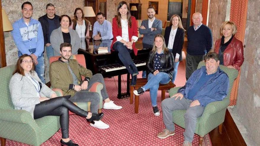 Foto de familia de la candidatura liderada por Verónica Pichel con la que el PSOE concurrirá a los comicios municipales en Forcarei el 26-M.