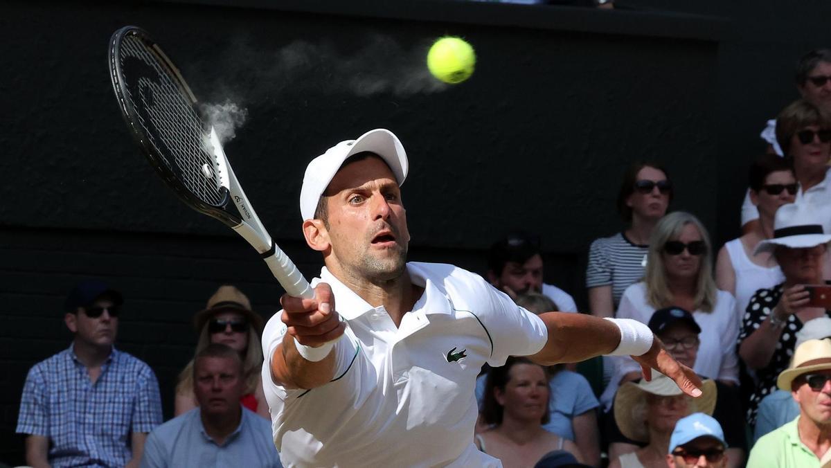 Wimbledon (United Kingdom), 10/07/2022.- Novak Djokovic of Serbia in action in the men’s final match against Nick Kyrgios of Australia at the Wimbledon Championships, in Wimbledon, Britain, 10 July 2022. (Tenis, Reino Unido) EFE/EPA/KIERAN GALVIN EDITORIAL USE ONLY