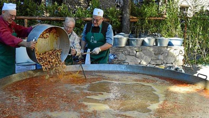 Els cuiners culminen la preparació de l&#039;arròs iniciada dissabte