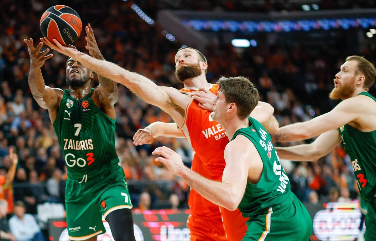 Matt Costello, en pugna por un rebote ante el Zalgiris Kaunas.