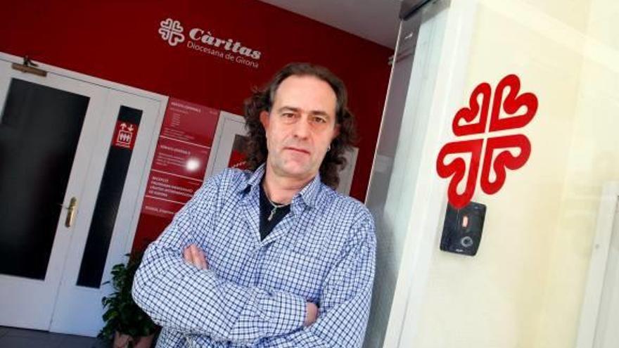 El coordinador de l&#039;Observatori, Josep Maymí, davant la seu de Càritas a Girona.