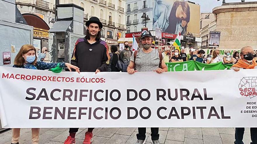 Oliver Laxe, tras una pancarta en la marcha en Madrid.   | // L.O.