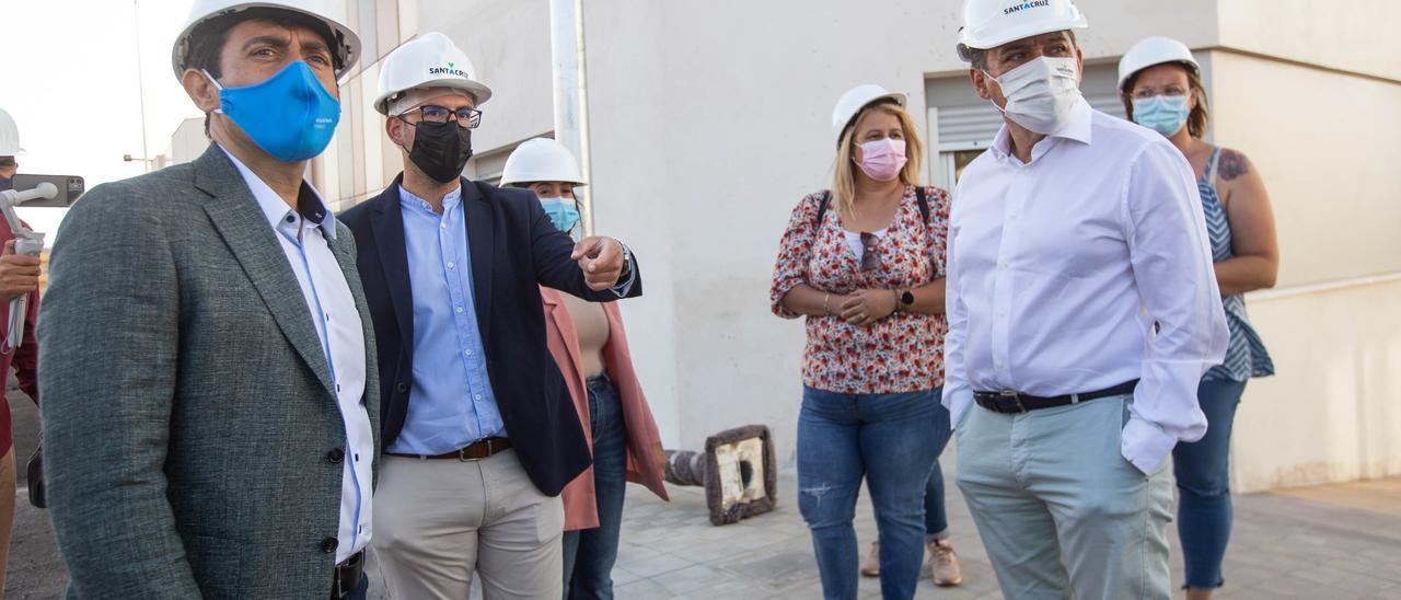 El concejal de Hacienda y Vivienda (izquierda) y el alcalde de la capital (derecha) visitan los nuevos pisos de El Tablero.