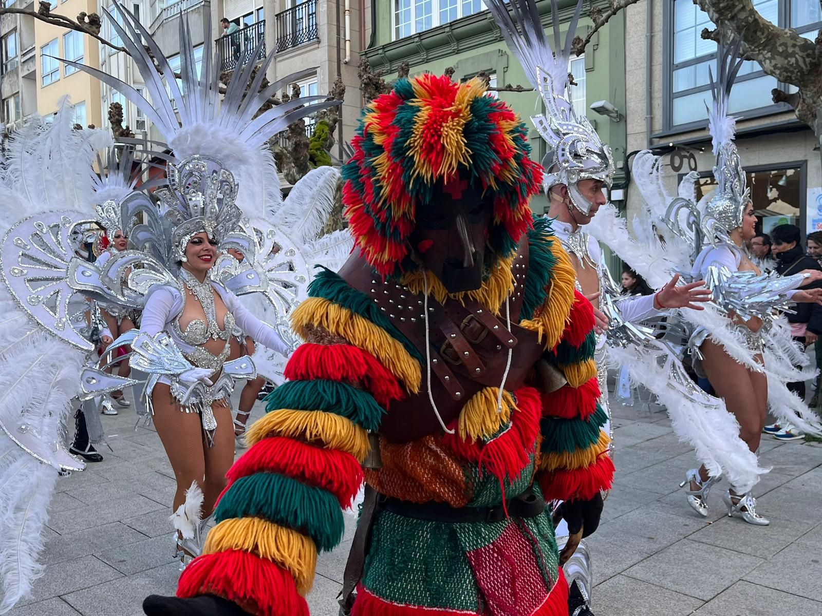 Carnaval 2023: Las comparsas llenan de color el centro de Sada