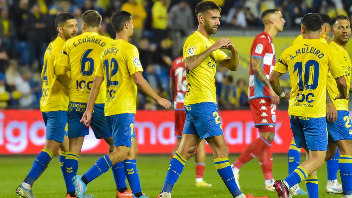 Pejiño (centro) celebra su gol al Lugo junto a sus compañeros.