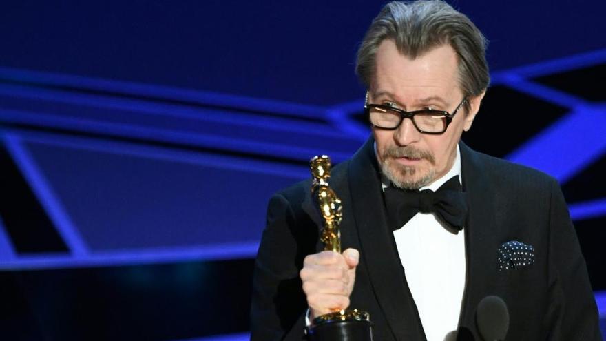 Gary Oldman recoge su Oscar.