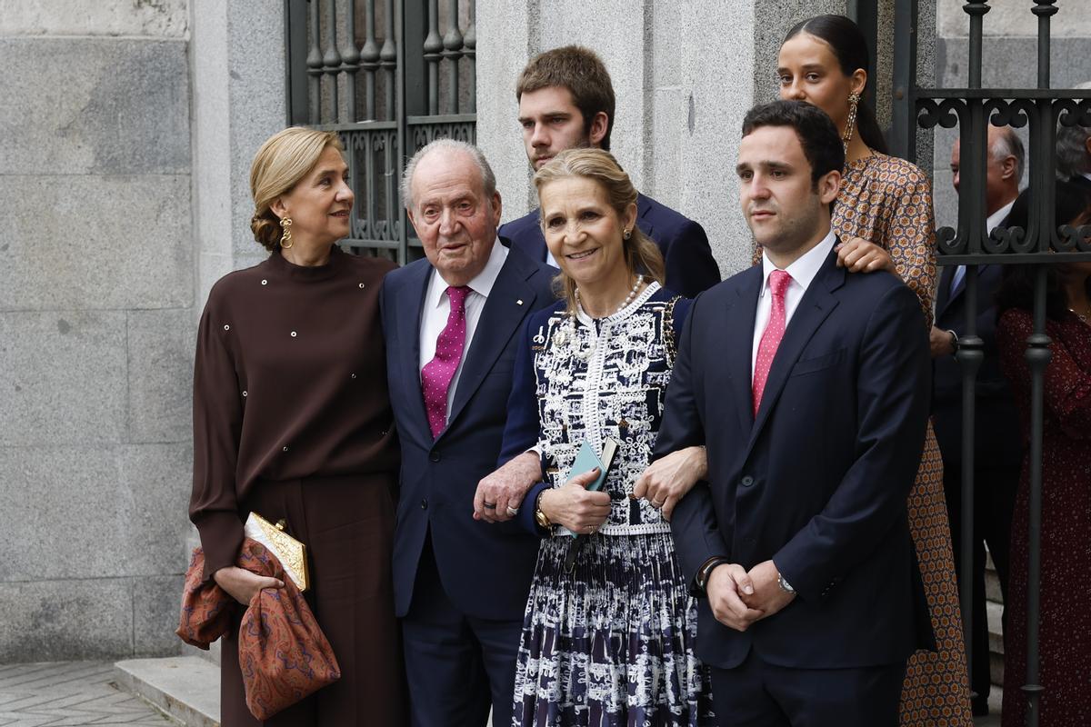 El rey emérito, con sus hijas Elena y Cristina y tres de sus nietos en la puerta de la iglesia de los Jesuitas de Madrid, donde se ha celebrado la boda.