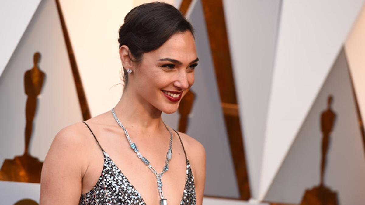 Detalle de las joyas de Gal Gadot en los Premios Oscar 2018