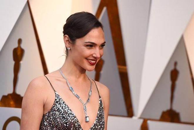 Detalle de las joyas de Gal Gadot en los Premios Oscar 2018