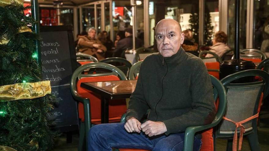 Javier Álvarez Arrieta, ayer, en su terraza de la calle Milicias Nacionales.