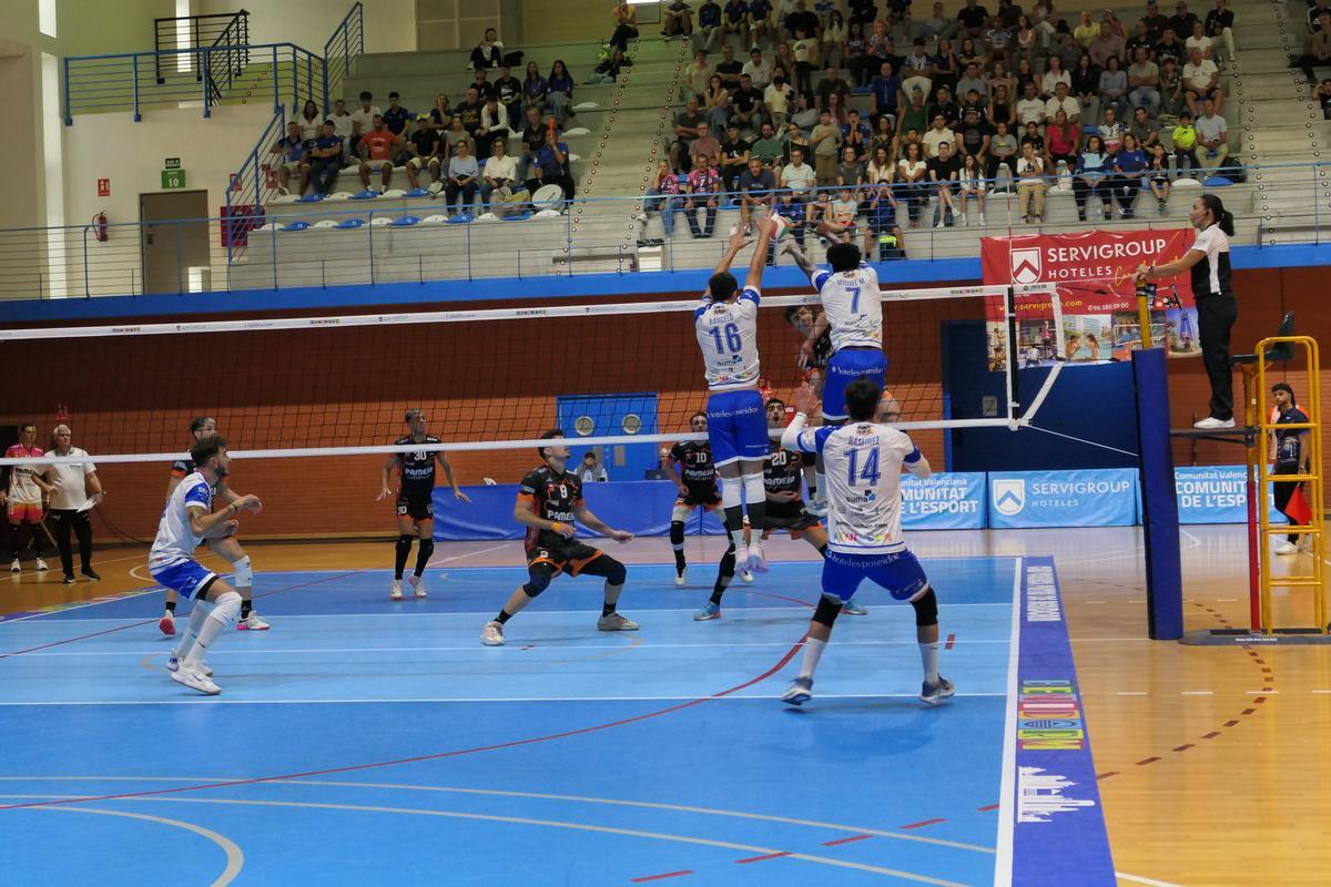 El Servigroup Benidorm logró en el partido de la primera vuelta ante Pamesa Teruel una victoria histórica por 3-2 en el Palau d’Esports l’Illa.