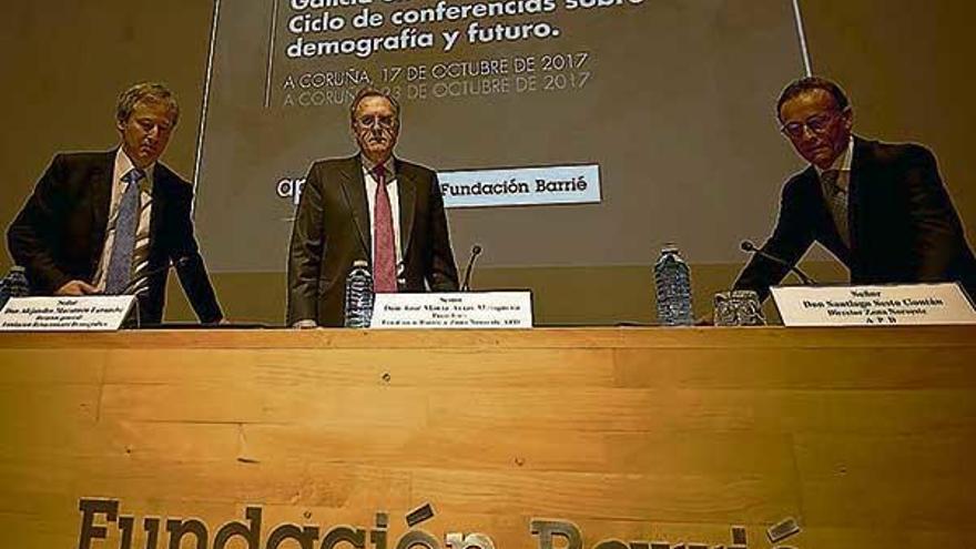 Arias, en el centro, en el ciclo de conferencias sobre demografía ayer en la Barrié.  // Casteleiro / Roller Agencia