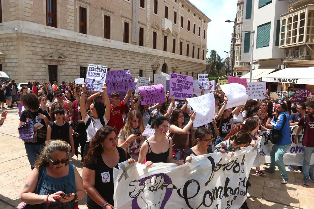 La manifestación, convocada por el Sindicato de Estudiantes y la plataforma feminista Libres y Combativas, ha reunido a cerca de dos mil de personas, medio millar según la Policía Nacional