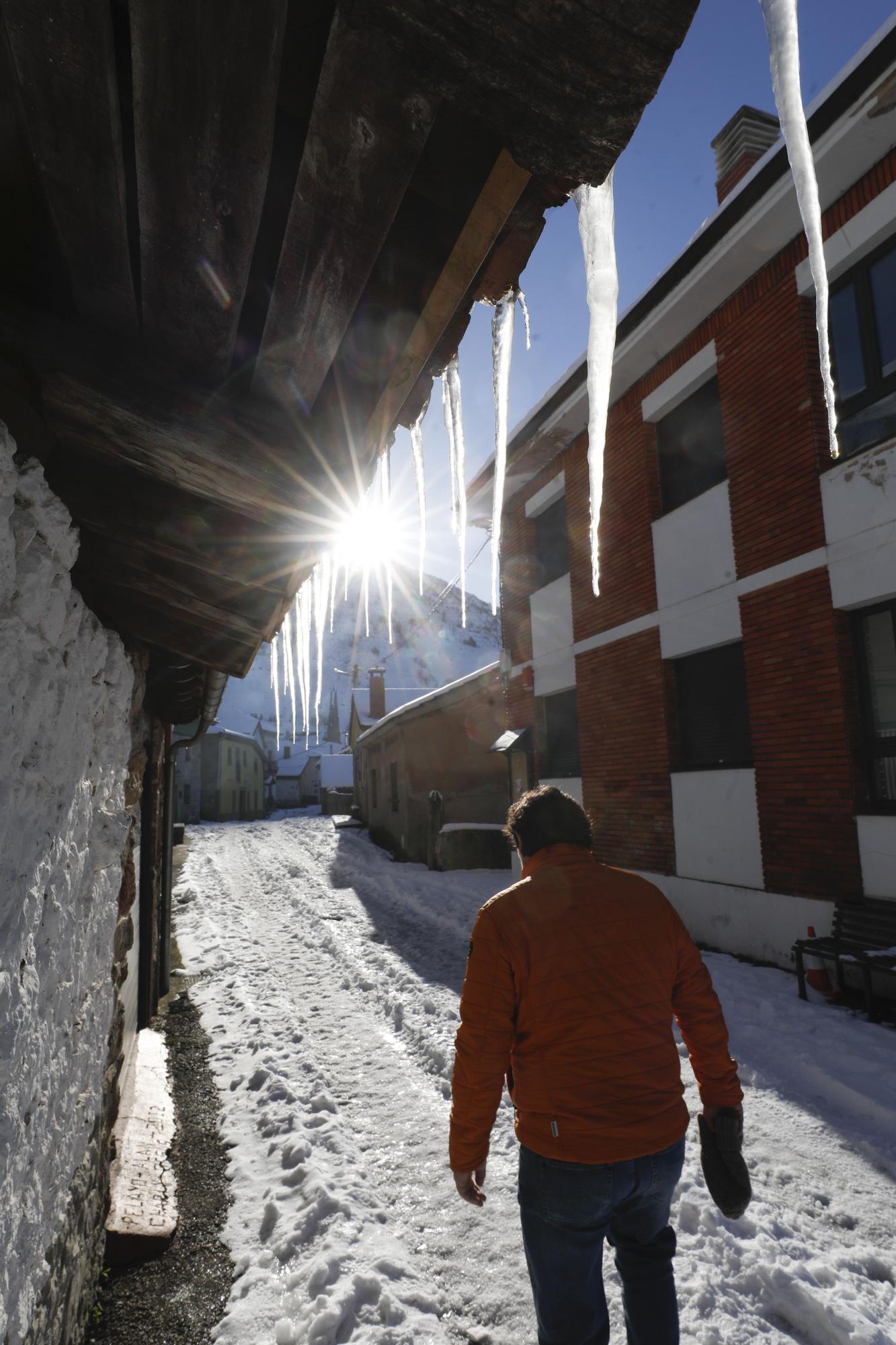 EN IMÁGENES: Pajares, la nevera de Asturias, amanece a -9,3ºC