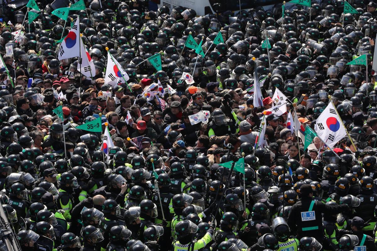 Protesters supporting South Korean President Park Geun-hye scuffle with riot policemen near the Constitutional Court in Seoul, South Korea, March 10, 2017. Mandatory credit Yonhap via REUTERS ATTENTION EDITORS - THIS IMAGE HAS BEEN SUPPLIED BY A THIRD PARTY. SOUTH KOREA OUT. FOR EDITORIAL USE ONLY. NO RESALES. NO ARCHIVE.     TPX IMAGES OF THE DAY