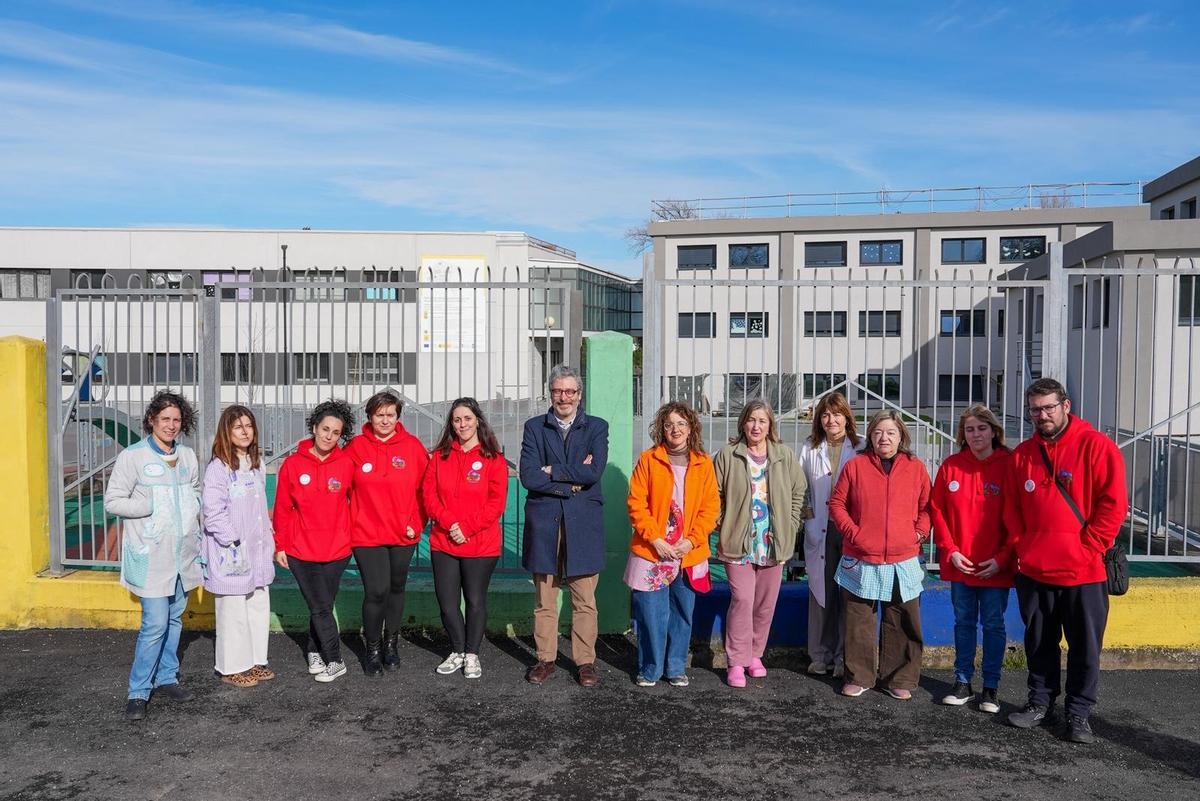 Javier Jové, en el centro, junto a integrantes de la comunidad educativa del colegio de Castiello.