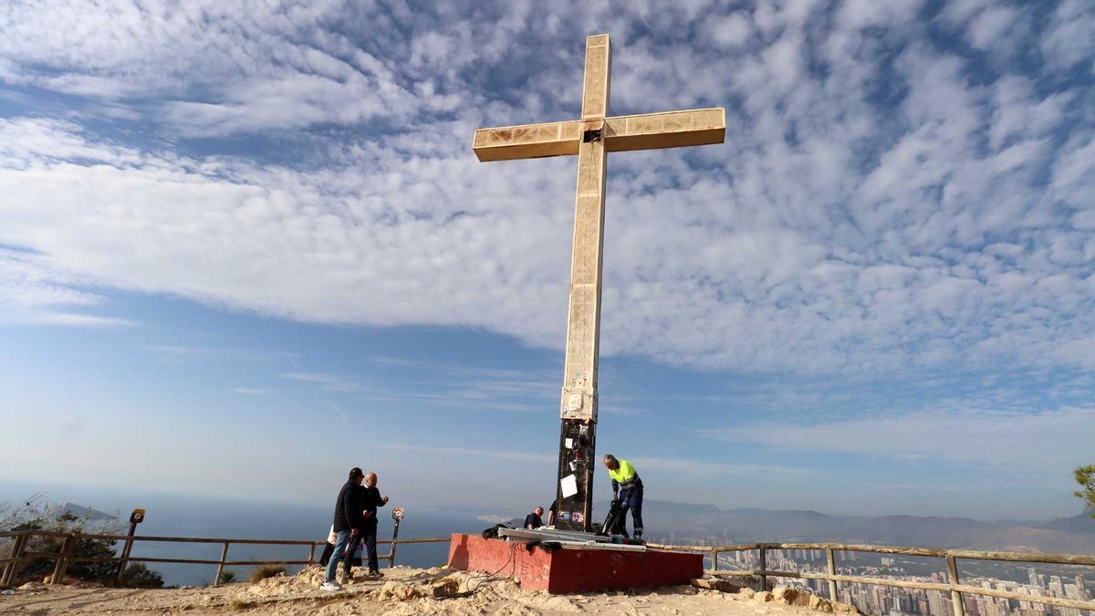 La Creu de Benidorm luce ya nueva iluminación