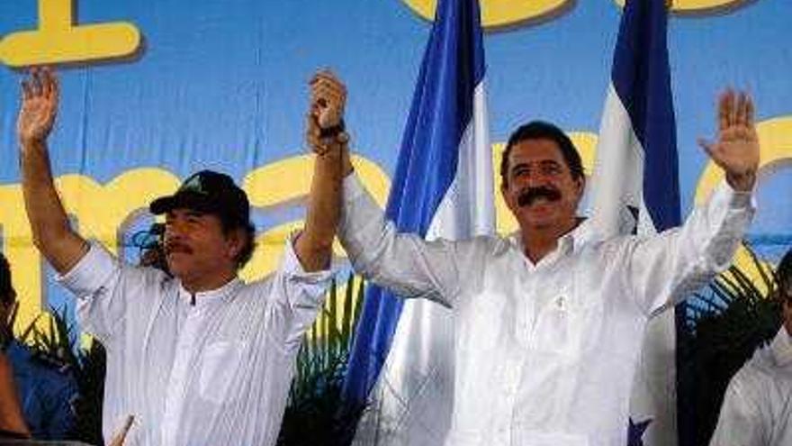 El presidente de Nicaragua, Daniel Ortega (i) junto a su homólogo de Honduras, Manuel Zelaya (d), en El Ocotal, Nicaragua, donde se reunieron después de conocer el fallo final de la Corte Internacional de Justicia (CIJ) que dirimió el contencioso marítimo entre ambos países. Ortega afirmó que se cumplirá el fallo pues &quot;somos pueblos de palabra&quot;.