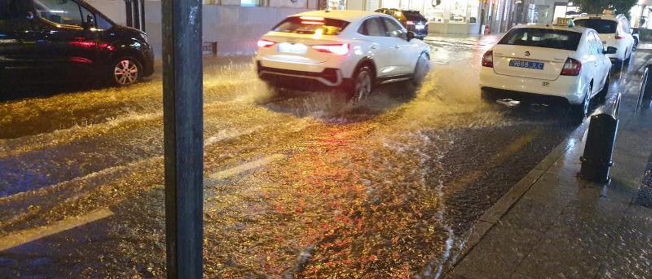 El agua sobrepasa la acera en la calle Arzobispo Lago.   | // FDV