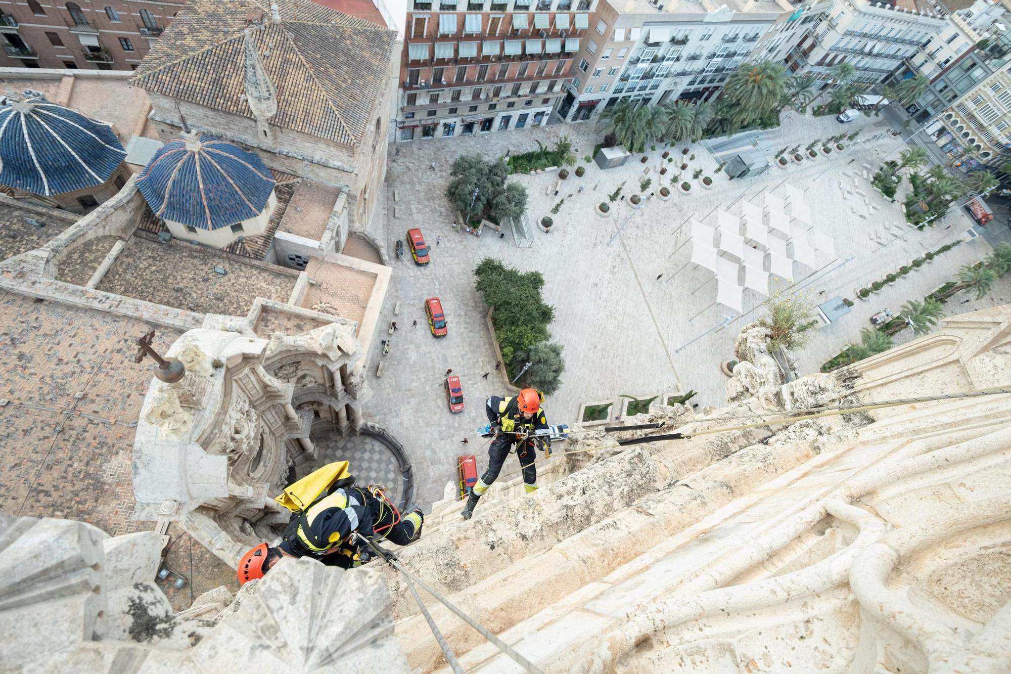 Una camilla sobrevuela el Micalet
