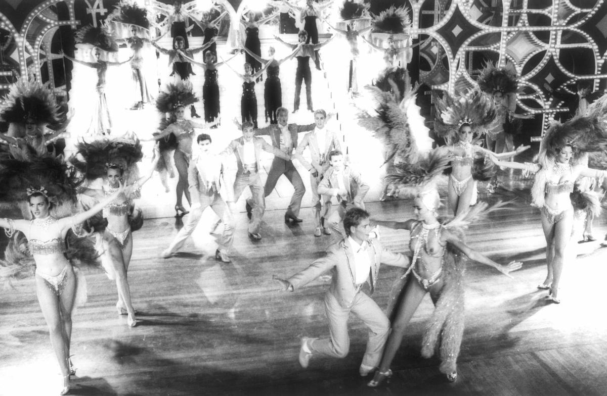 Actuación de los artistas en el escenario de la sala en el espectáculo celebrado en la noche del 9 de mayo de 1987, dos meses después de abrir.