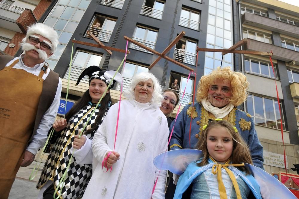 Participantes en el desfile del Antroxu en Pola de Lena.