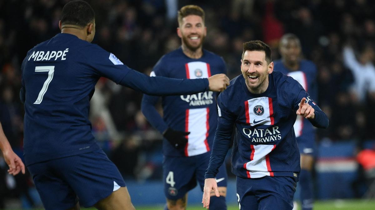 Messi celebra con Mbappé su gol ante el Nantes
