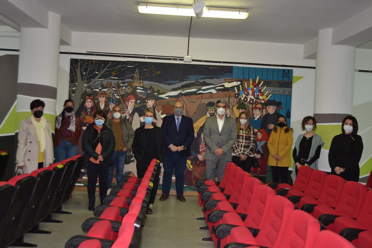 Representantes de Endesa y Educación en el IES Valverde de Lucerna