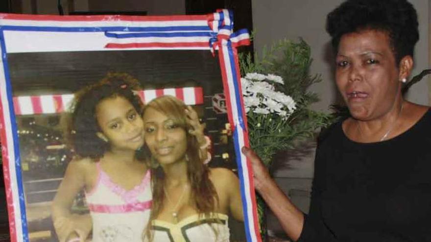 La suegra de la joven dominicana durante el funeral.