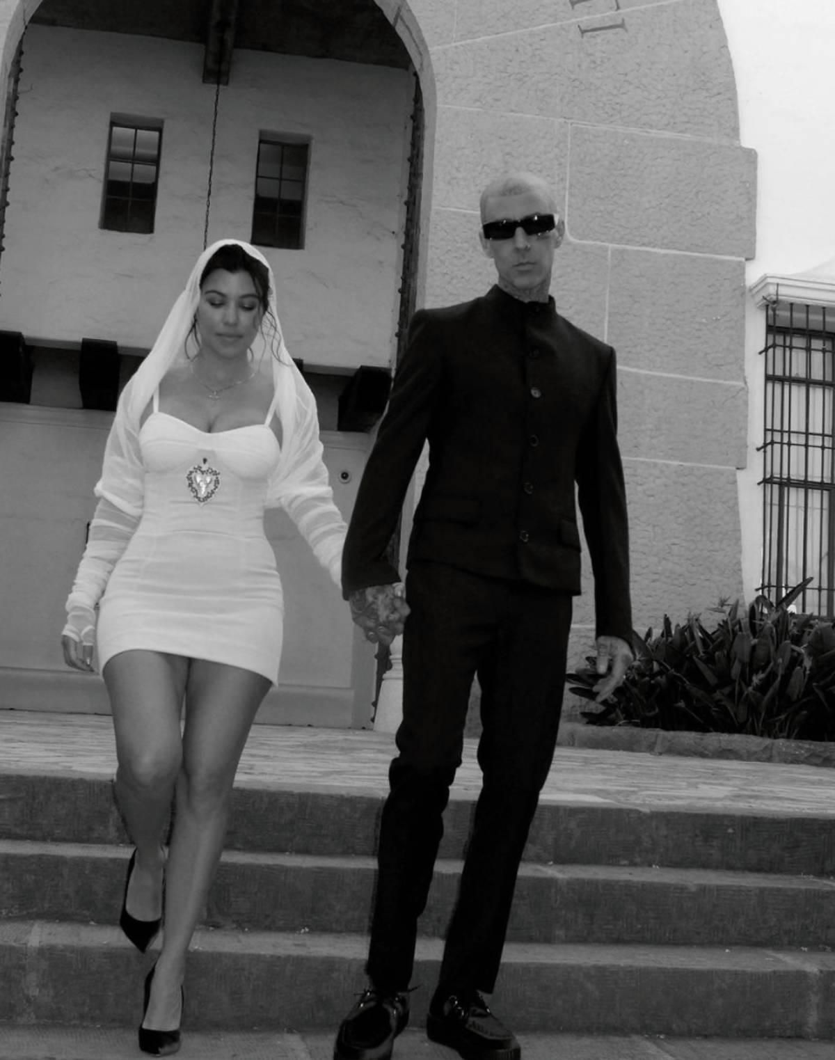 Kourtney Kardashian y Travis Barker en su boda en Santa Bárbara