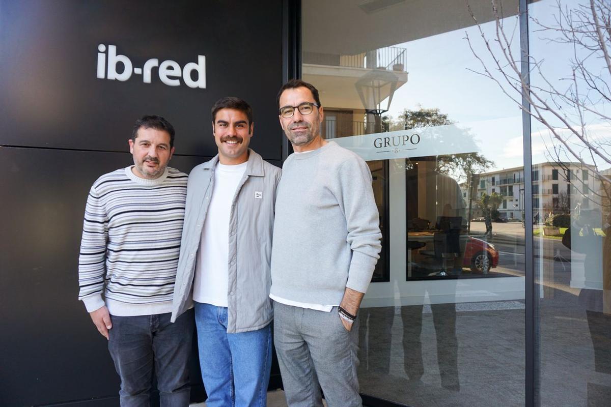 Jaume Forteza, director de operaciones de IB-RED, Abdón Prats y Juan Ochogavía, director adjunto de IB-RED