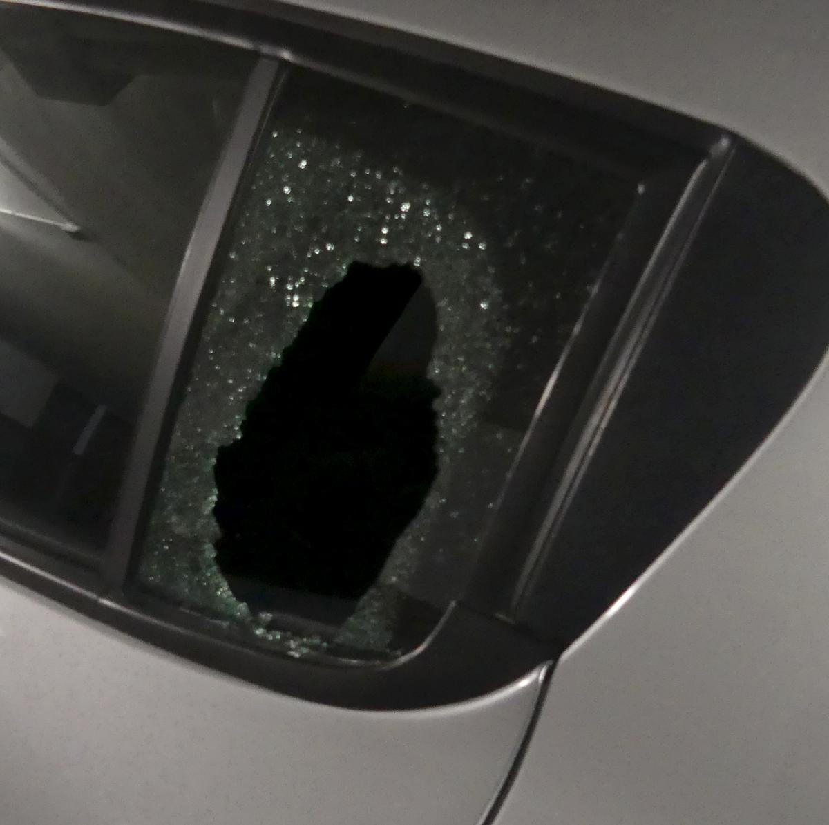 El arrestado habría fracturado ventanillas en cuatro garajes comunitarios para acceder al interior de los vehículos
