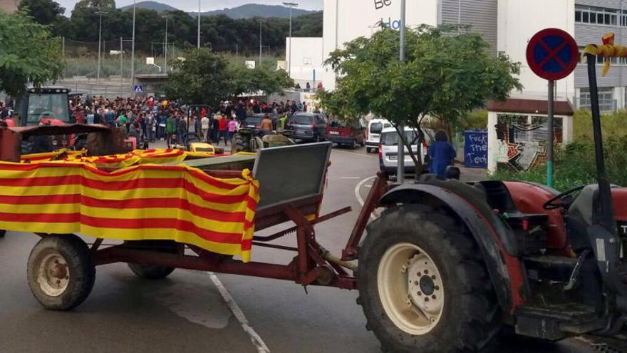 Un tractor obstrueix la calçada.