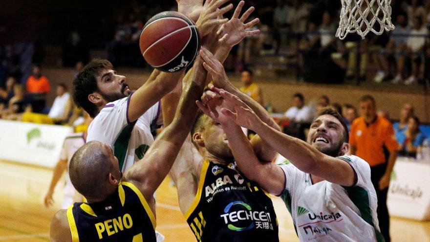 Dani Díez y Dejan Musli luchan por un balón dividido ante el Alba Berlín.