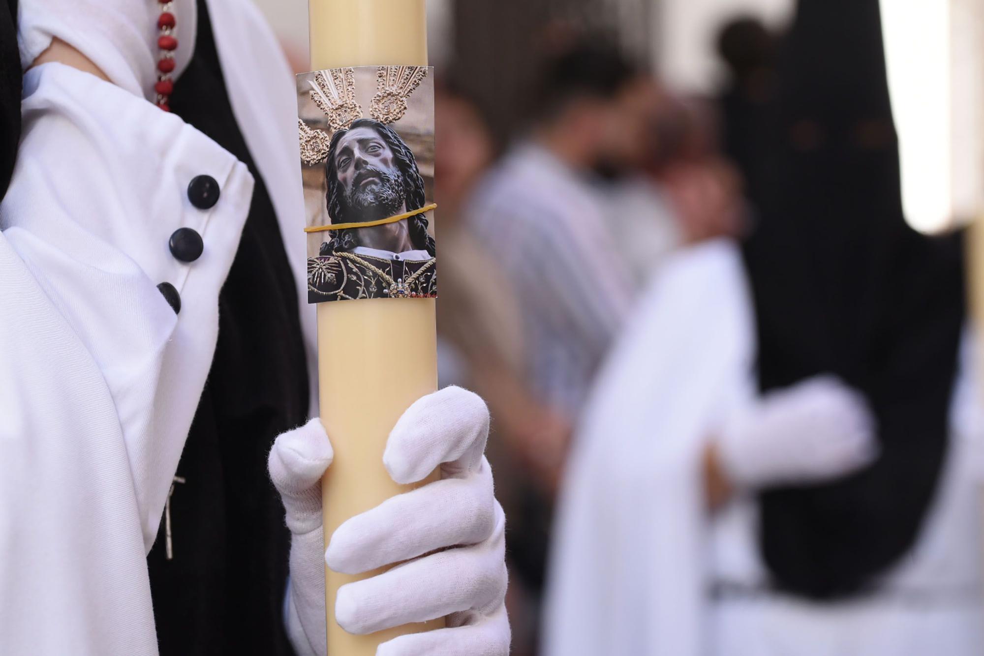 La hermandad del Perdón serpentea camino de la Catedral